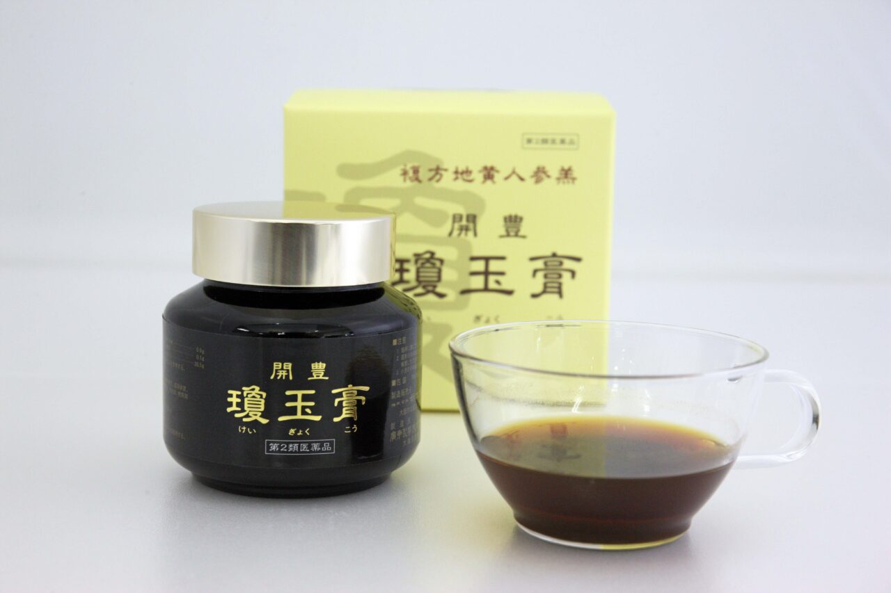 開豊 瓊玉膏の瓶、外箱、温湯で薄めた服用イメージ